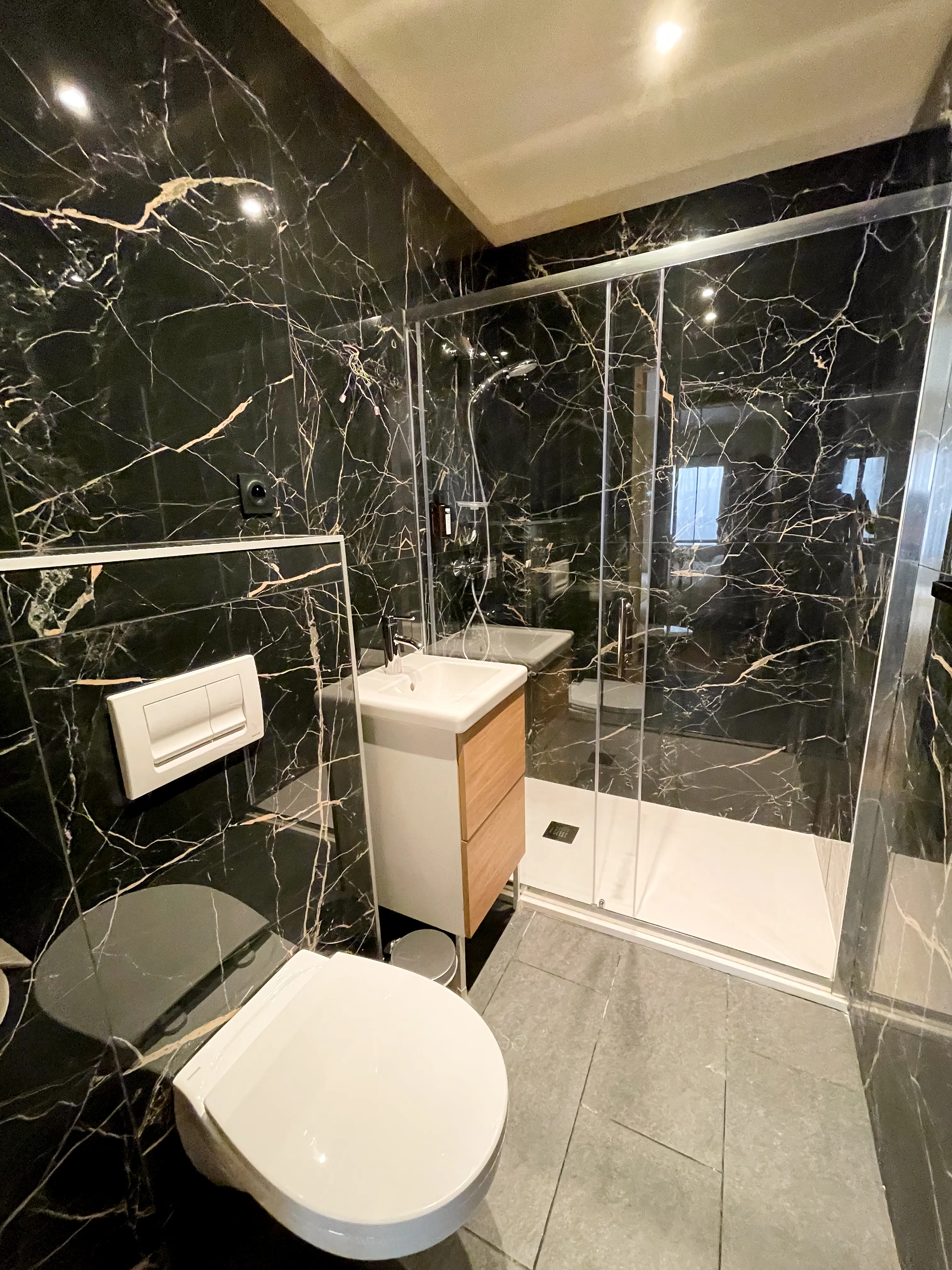 Salle de bain marbre noir